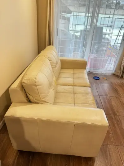 Sofá de cuero beige en buen estado - miniatura 2