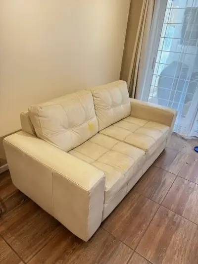 Sofá de cuero beige en buen estado - miniatura 3