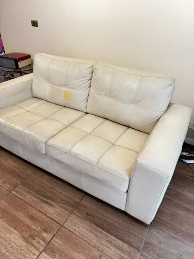 Sofá de cuero beige en buen estado - miniatura 5