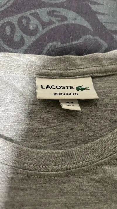 Polera gris Lacoste Regular Fit para hombre - miniatura 2