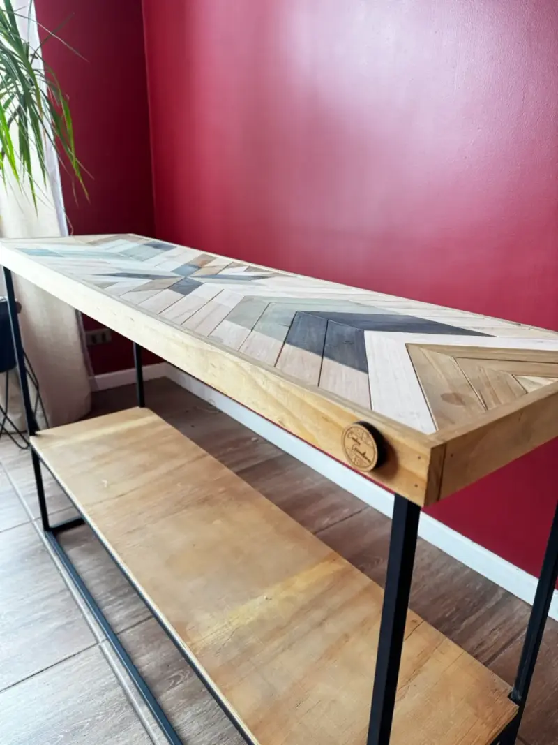 Arrimo madera con diseño geométrico