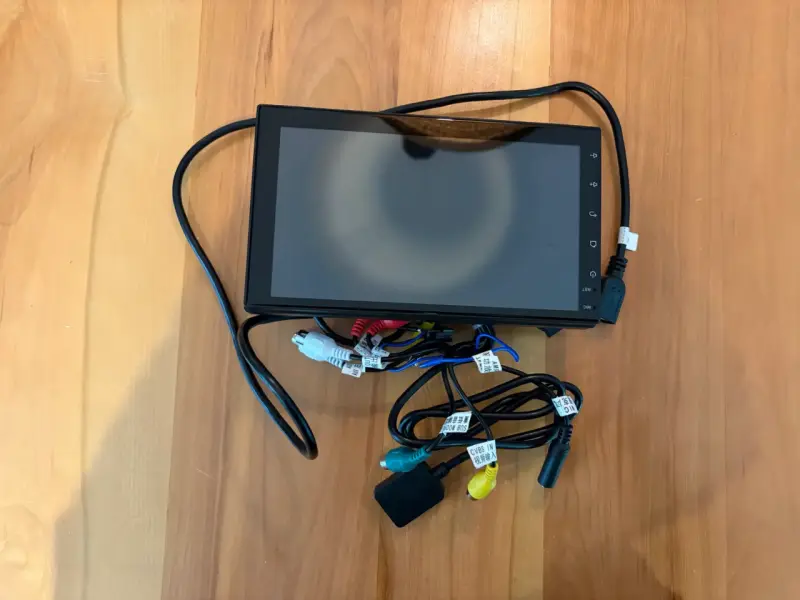 Pantalla táctil para auto con cables y conectores