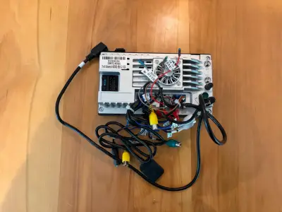 Pantalla táctil para auto con cables y conectores - miniatura 2