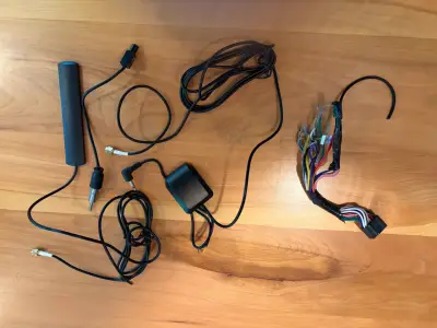 Pantalla táctil para auto con cables y conectores - miniatura 3
