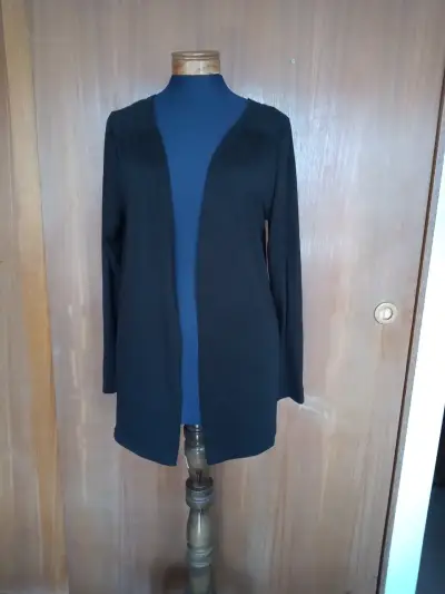 Cardigan negro con diseño de encaje en la espalda - miniatura 1