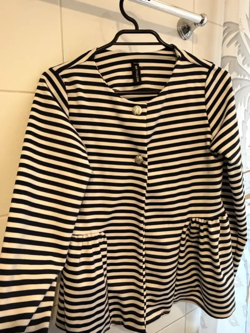 Chaqueta a rayas blanco y negro con botones decorativos