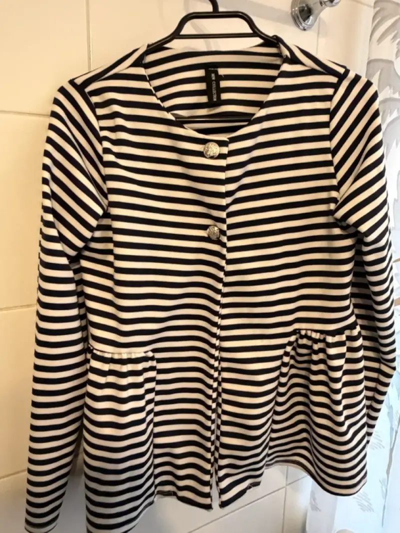 Chaqueta a rayas blanco y negro con botones decorativos - 3