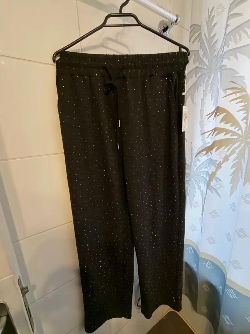 Pantalom estilo buzo con brillos negro
