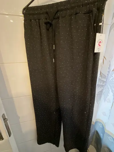 Pantalom estilo buzo con brillos negro - miniatura 2