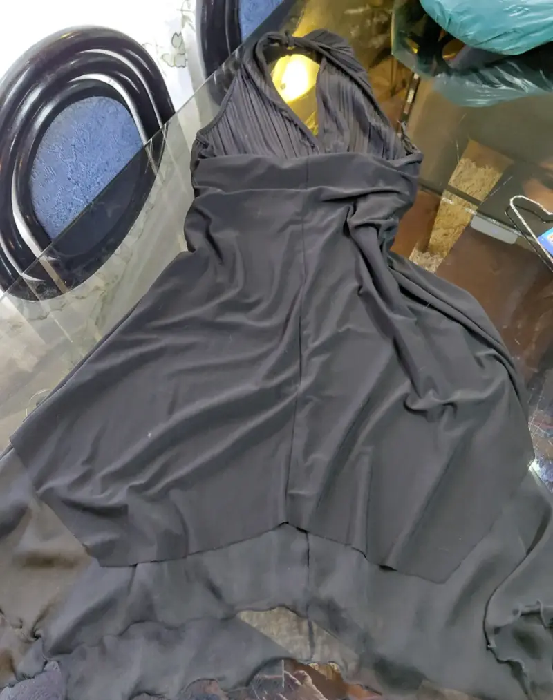 Vestido negro elegante con escote en V - 1