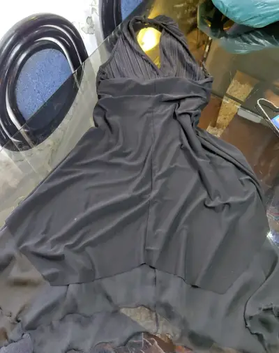 Vestido negro elegante con escote en V - miniatura 1
