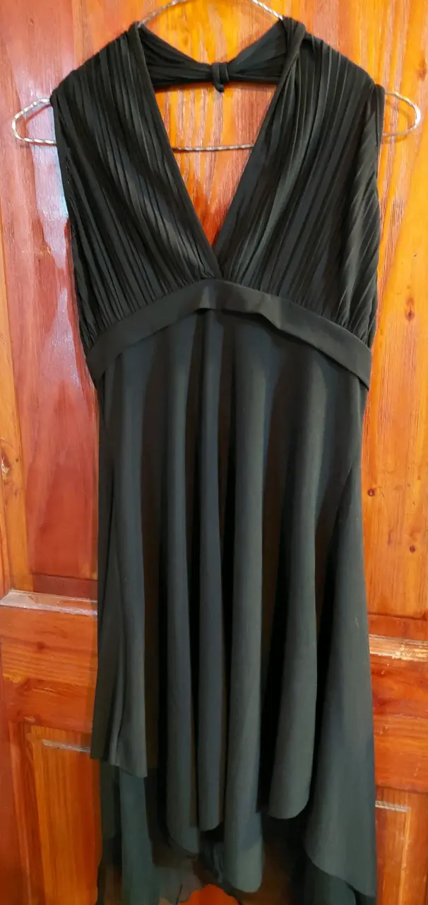 Vestido negro elegante con escote en V - 2