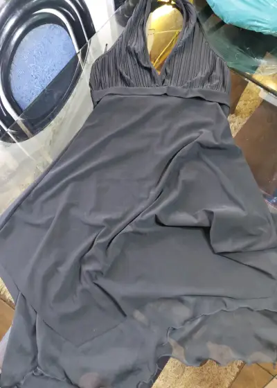 Vestido negro elegante con escote en V - miniatura 3
