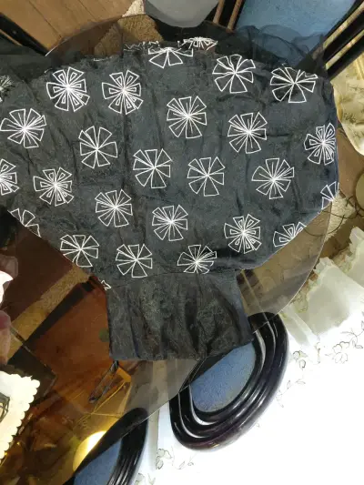 Vestido negro con diseño floral bordado - miniatura 1