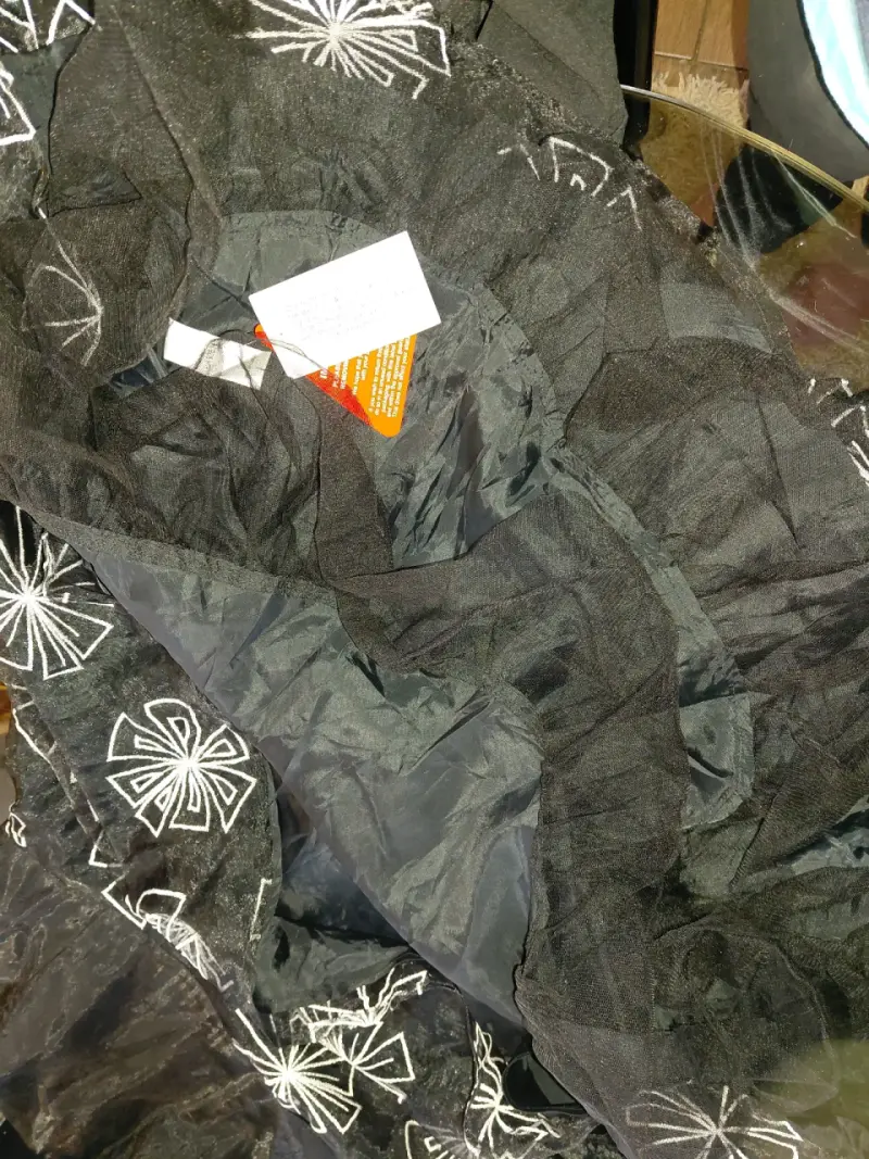 Vestido negro con diseño floral bordado - 2
