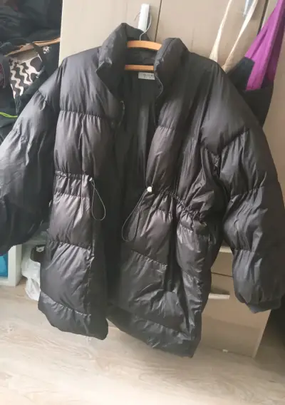 Chaqueta acolchada negra para invierno - miniatura 1