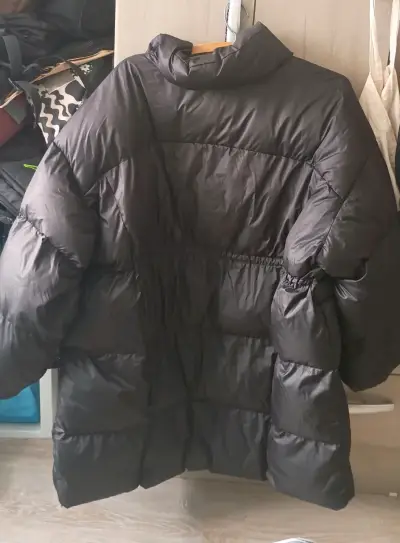 Chaqueta acolchada negra para invierno - miniatura 2