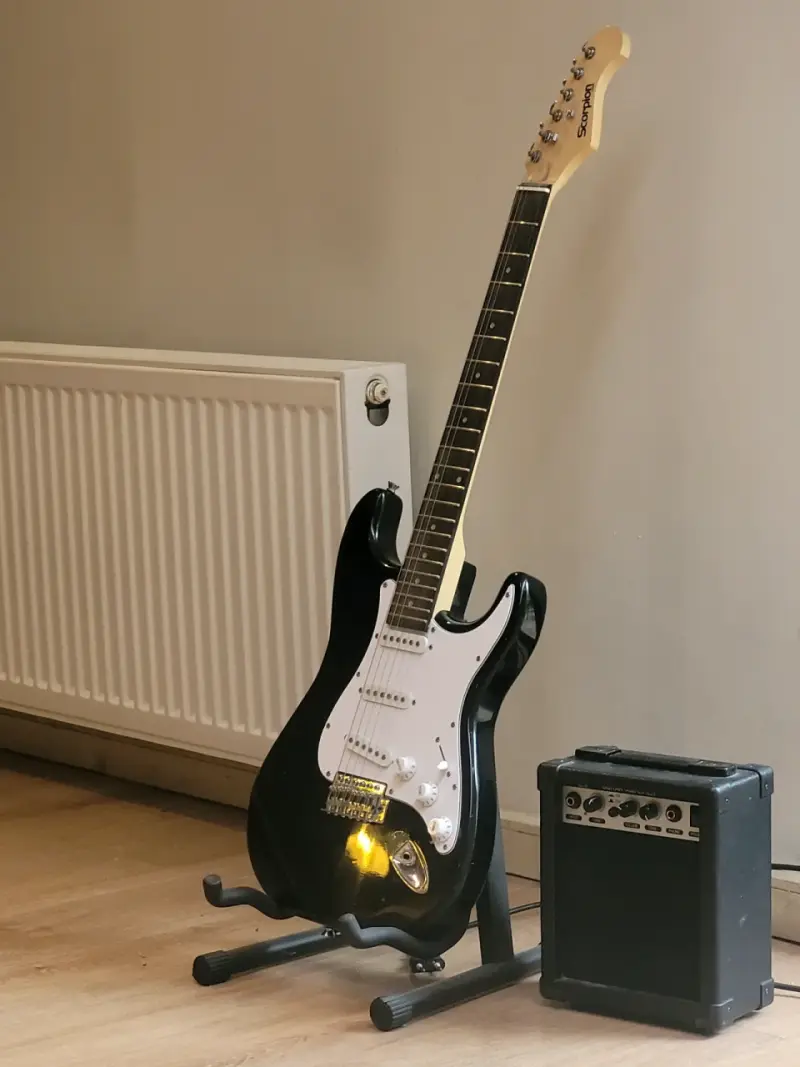 Guitarra eléctrica Scorpion negra con amplifica - 1