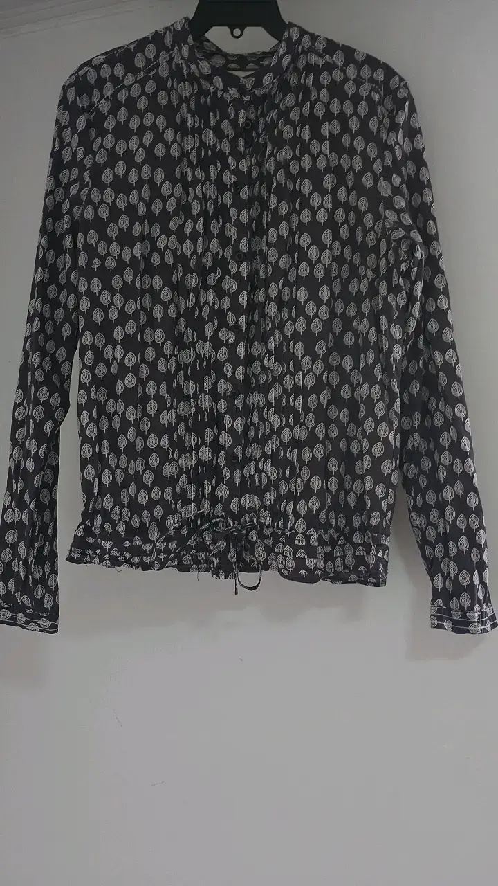 Blusa estampada de manga larga en negro y blanco