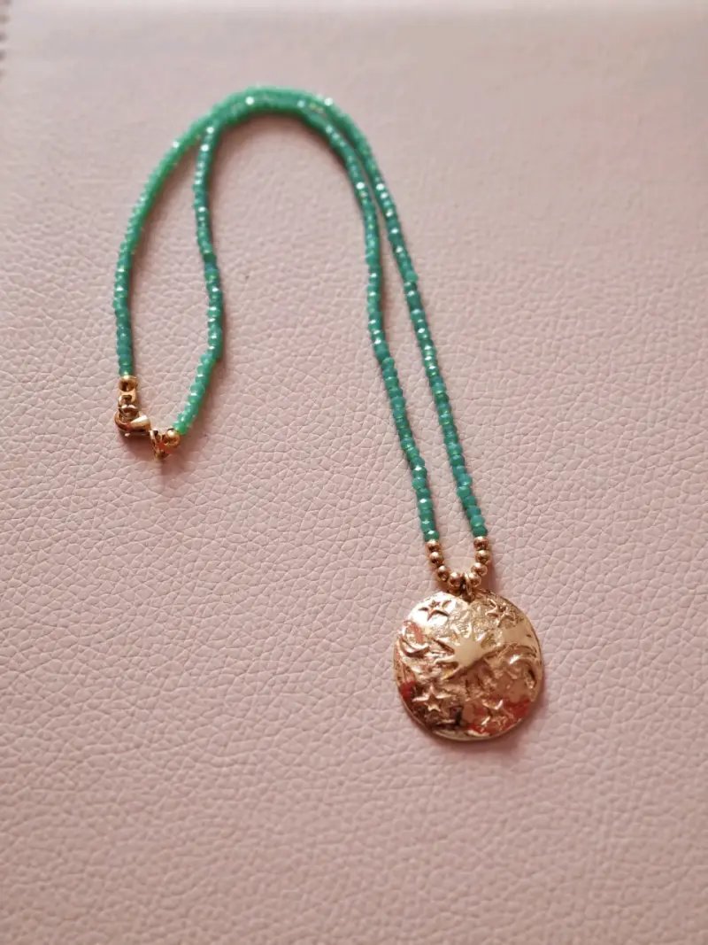 Collar de cuentas verdes con dije dorado