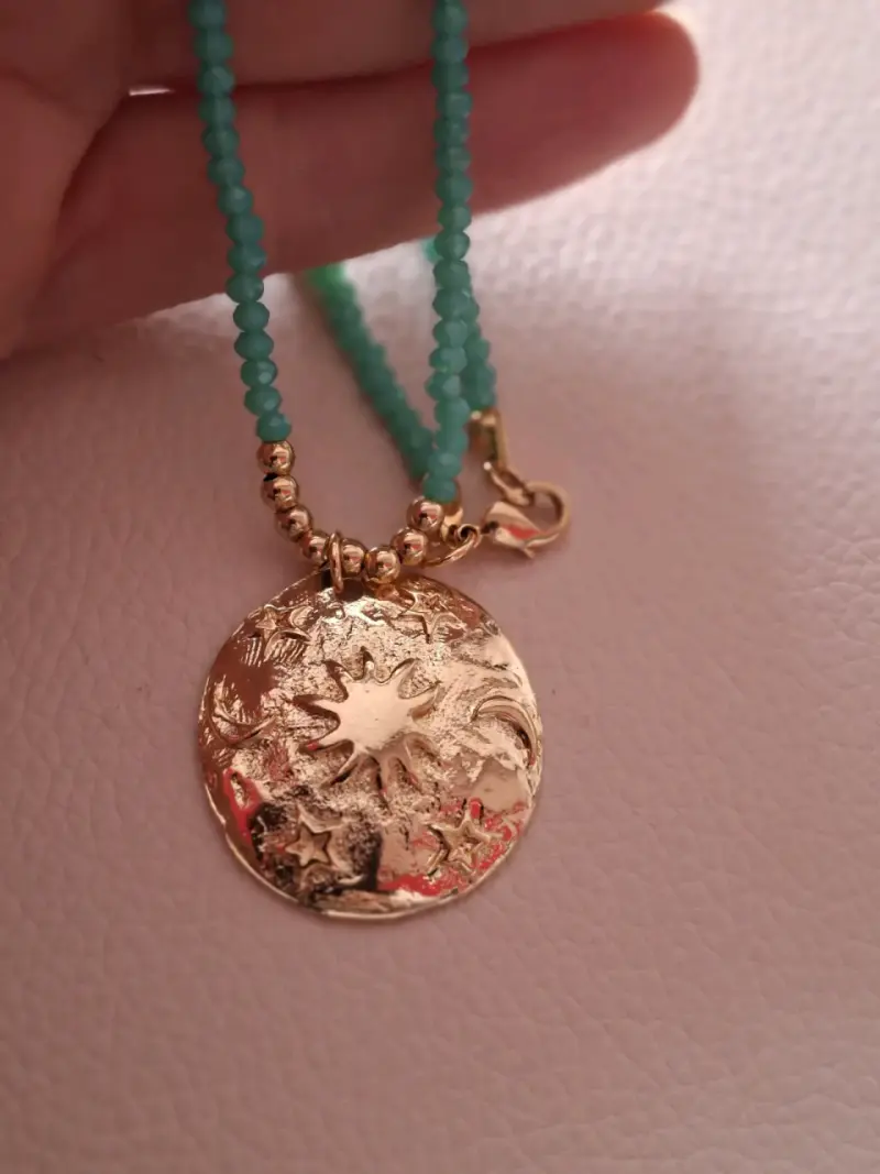 Collar de cuentas verdes con dije dorado - 2