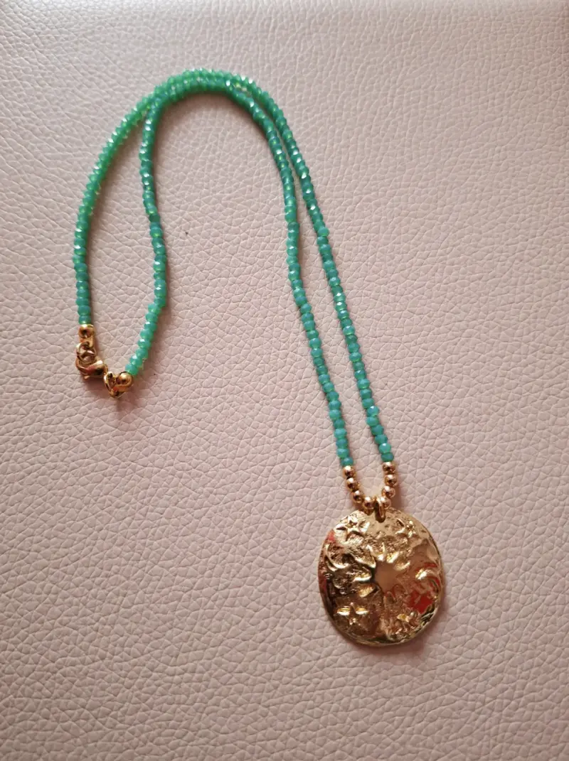 Collar de cuentas verdes con dije dorado - 3