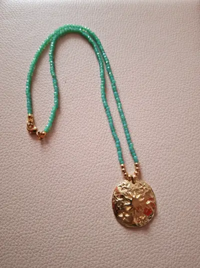 Collar de cuentas verdes con dije dorado - miniatura 3