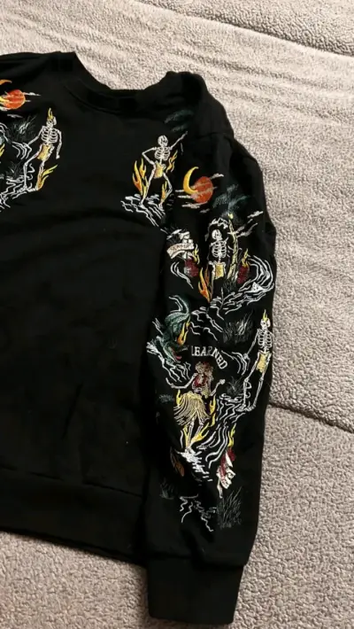 Polerón Zara  con bordado de calaveras - miniatura 3