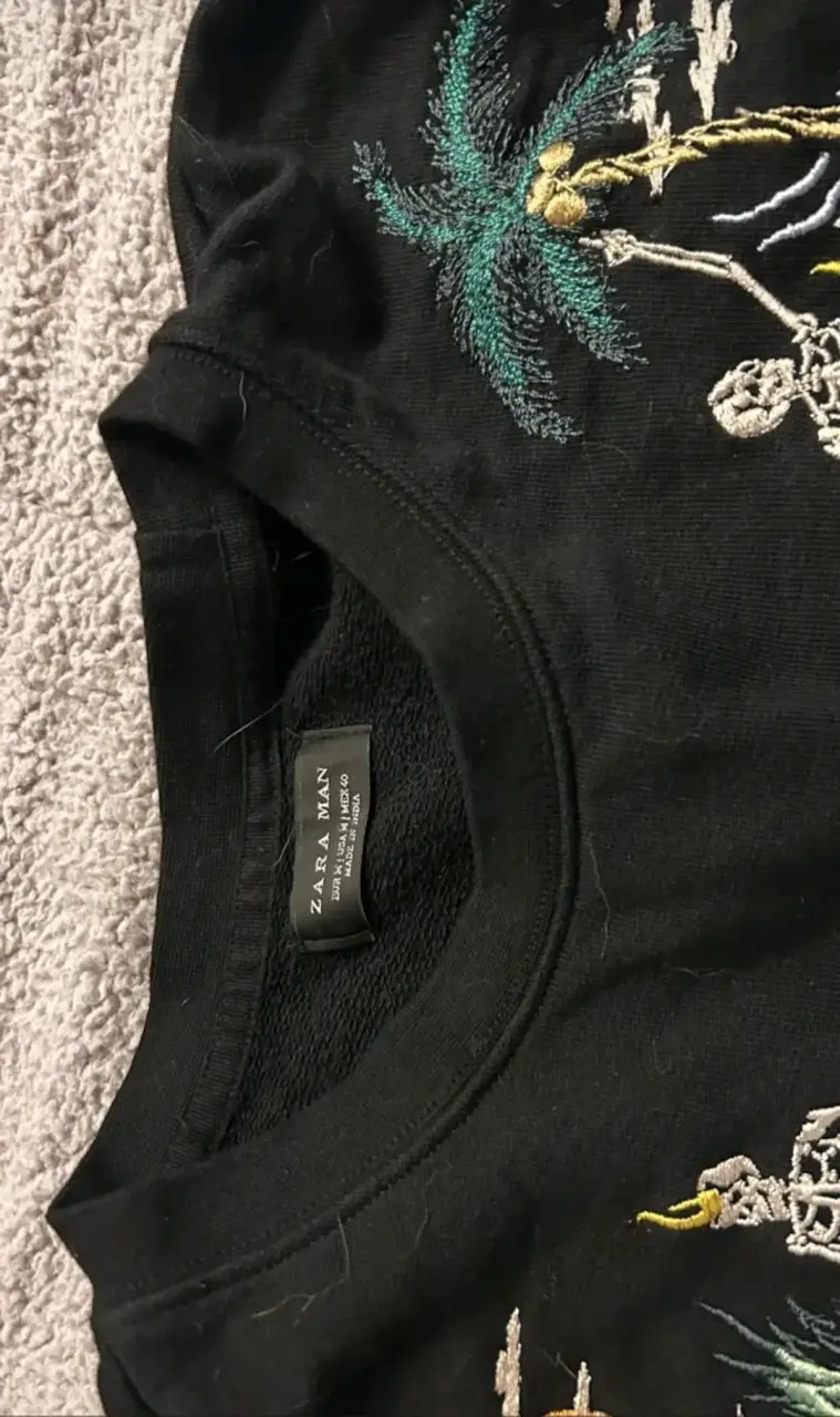 Polerón Zara con bordado de calaveras - 4