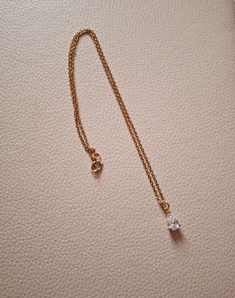 Collar de cadena dorada con colgante de cristal