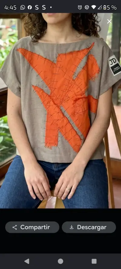 Polera beige con diseño naranja artesanal - miniatura 1