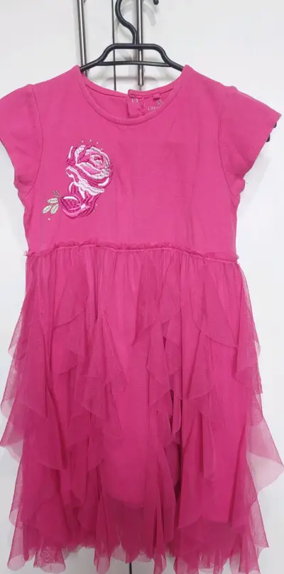 Vestido rosa para niña con diseño floral - miniatura 1