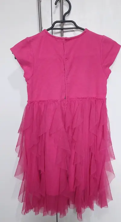 Vestido rosa para niña con diseño floral - miniatura 2
