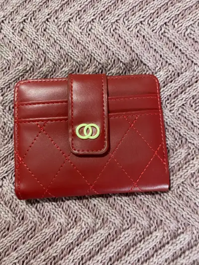 Billetera roja con diseño acolchado - miniatura 1