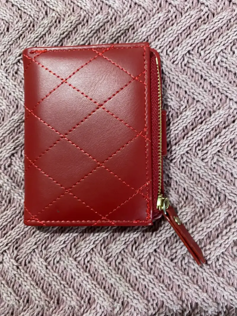 Billetera roja con diseño acolchado - 2