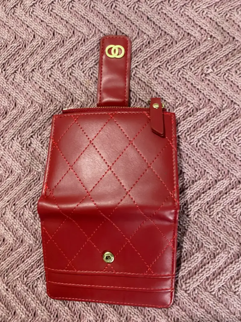 Billetera roja con diseño acolchado - 3