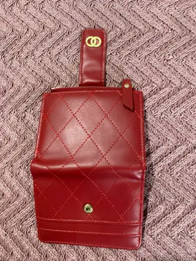 Billetera roja con diseño acolchado - miniatura 3