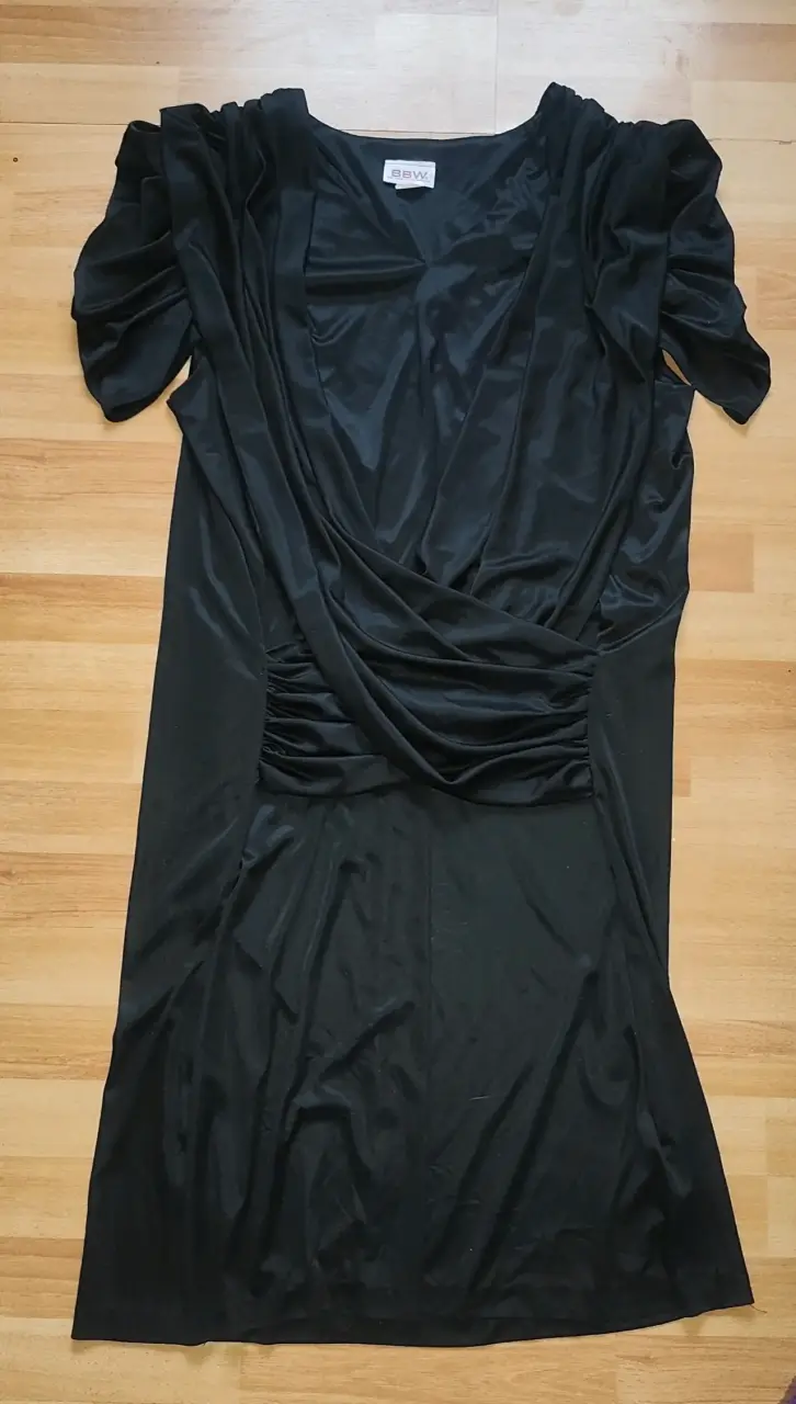 Vestido negro elegante con mangas abullonadas - 4