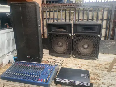 Sistema de sonido profesional con parlantes y mezcladora - miniatura 1