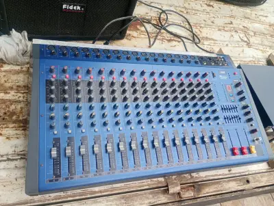 Sistema de sonido profesional con parlantes y mezcladora - miniatura 2