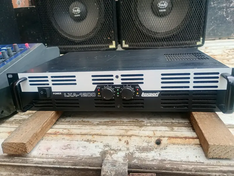 Sistema de sonido profesional con parlantes y mezcladora - 3
