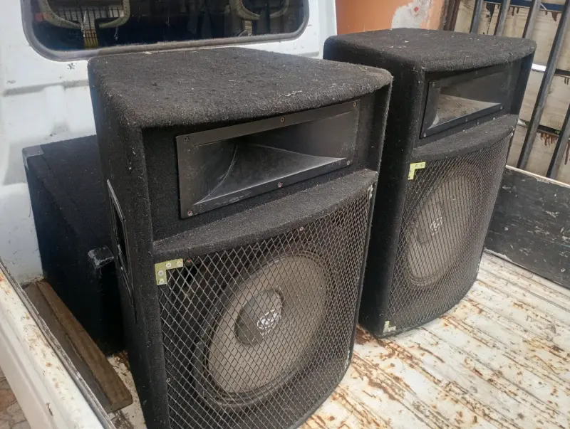 Sistema de sonido profesional con parlantes y mezcladora - 5
