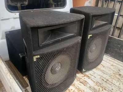 Sistema de sonido profesional con parlantes y mezcladora - miniatura 5