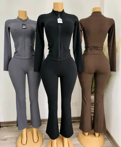 Conjunto deportivo de lycra con cierre frontal - miniatura 2