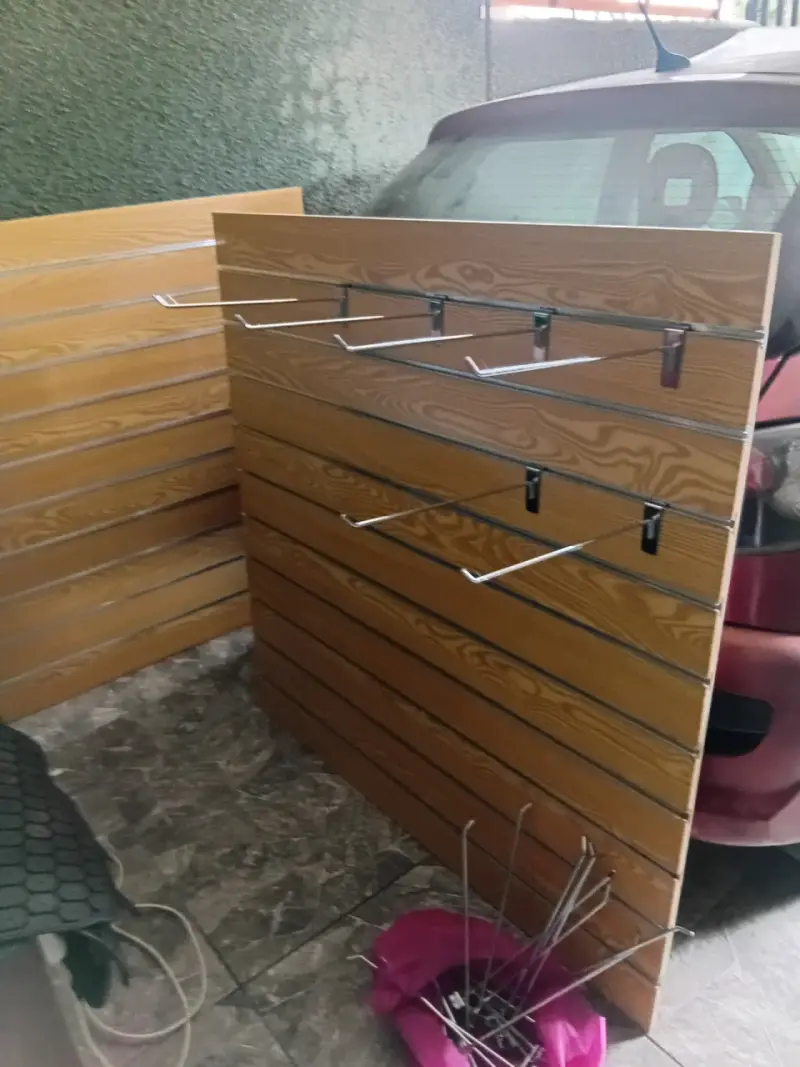 Paneles de exhibición de madera con ganchos - 1