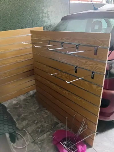 Paneles de exhibición de madera con ganchos - miniatura 1