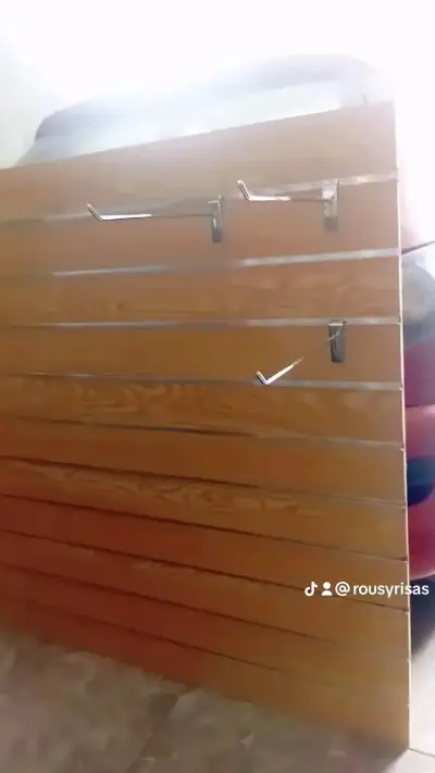 Paneles de exhibición de madera con ganchos - miniatura 2