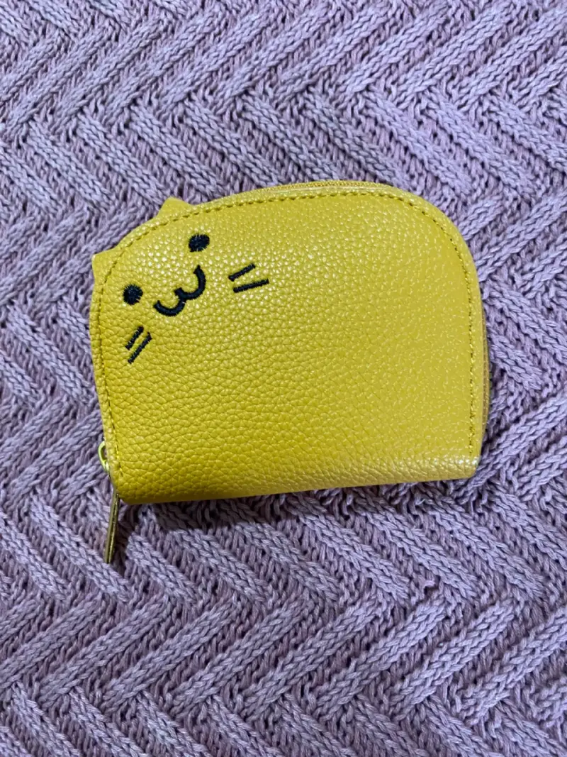 Tarjetero amarillo con diseño de gato - 1