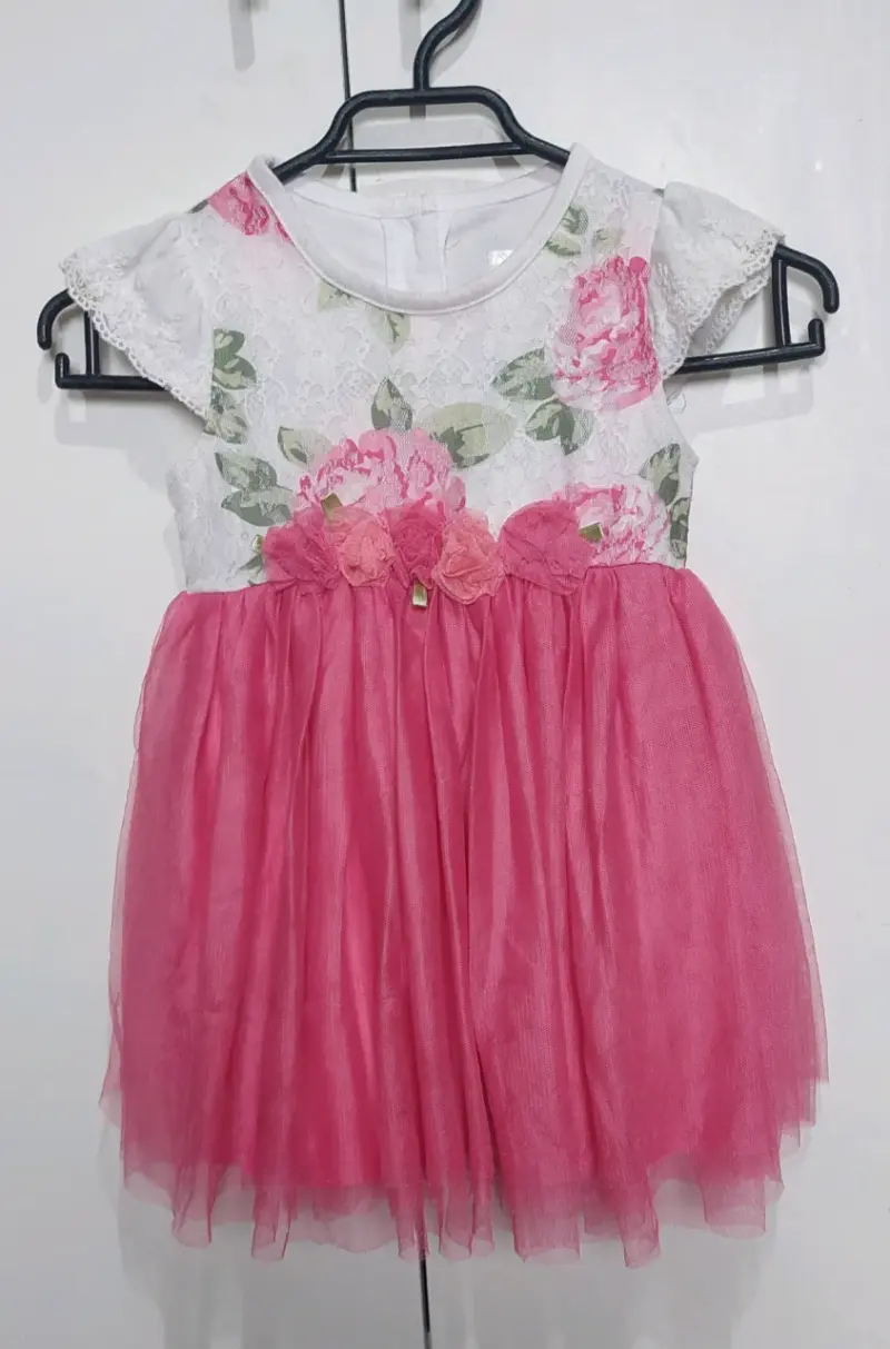 Vestido de niña con flores y encaje
