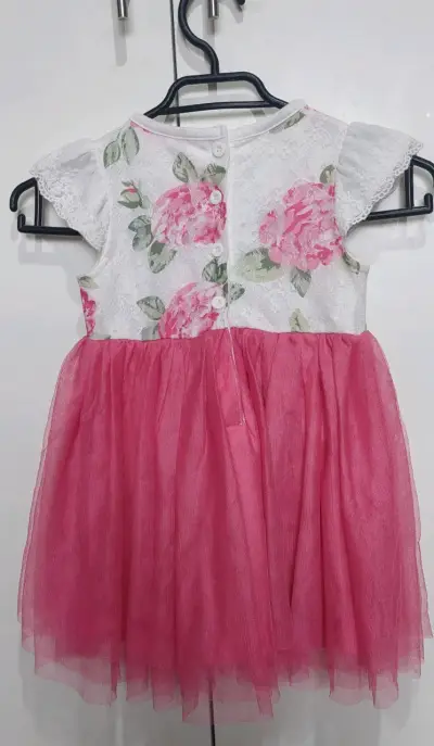 Vestido de niña con flores y encaje - miniatura 2